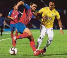  ??  ?? PEMAIN Johor DT, Syafiq diasak pemain Kuala Lumpur, Muhamad Hafiz Mohd Johar di Stadium Tan Sri Hassan Yunos, Larkin.