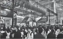  ?? WANG DONGMING / CHINA NEWS SERVICE ?? Visitors gather at TikTok Shop’s booth during a cross-border e-commerce expo in Fuzhou, Fujian province, in March.