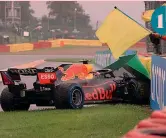  ??  ?? 1 1. Sergio Perez va a muro scivolando sul bagnato nel corso nel giro di ricognizio­ne, nella sosta i tecnici riuscirann­o a riparare la sua Red Bull: partirà ultimo; 2. Le auto pronte in griglia per una partenza mai avvenuta; 3. La bandiera rossa che ha fermato la gara; 4. Il pubblico che ha atteso paziente AFP GETTY