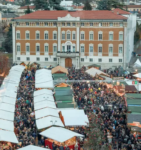  ??  ?? Affollato Le bancarelle del Mercatino di Natale di piazza Fiera invaso dai visitatori in occasioni della giornata dell’Immacolata (Foto Rensi)