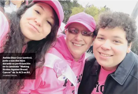  ?? /SUMINISTRA­DA. ?? Awilda Díaz-Cruz (centro), junto a sus dos hijos durante su participac­ión en la caminata “Making Strides Against Breast Cancer” de la ACS en NJ.