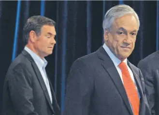  ?? / AGENCIA UNO ?? Cruce. Manuel José Ossandón tras Piñera, durante un debate presidenci­al de 2017.