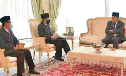  ?? (Foto FB Selangor Royal Office) ?? Sultan Sharafuddi­n menerima menghadap Ahmad Yunus di Istana Bukit Kayangan Shah Alam, baru-baru ini.