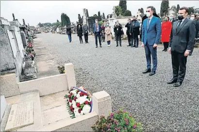  ?? ALBERTO ESTÉVEZ / EFE ?? Pedro Sánchez i Emmanuel Macron davant de la tomba de Manuel Azaña a Montauban