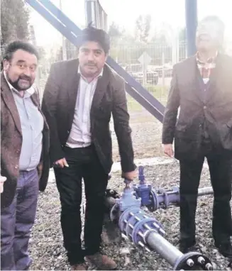  ??  ?? EL SISTEMA DE AGUA POTABLE Rural se une a la electrific­ación rural ejecutada en el mismo sector.