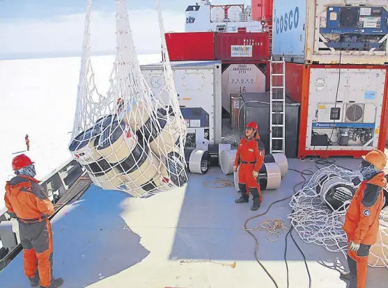  ?? Afp ?? Un barco transporta material científico a una de las bases chinas en la Antártida