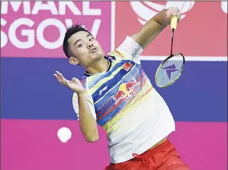  ??  ?? China’s Lin Dan returns against South Korea’s Son Wan Ho during their semi-final men’s singles match during the
2017 BWF World Championsh­ips of badminton at Emirates Arena in Glasgow on Aug 26. (AFP)