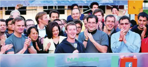  ?? EFE ?? El cofundador de la red social, Mark Zuckerberg, pronuncian­do unas palabras tras el debut en Wall Street el 18 de mayo de 2012.