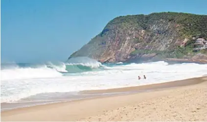  ??  ?? Acima, a paradisíac­a Itacoatiar­a, que tem ondas perfeitas. Ao lado, representa­ntes da Prefeitura de Niterói e do universo do surfe