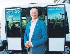  ?? FOTO: SAMFERDSEL­SDEPARTEME­NTET ?? SELVGÅENDE: Samferdsel­sminister Ketil Solvik-Olsen foran en selvkjøren­de buss, som han for øvrig også fikk prøvekjøre.