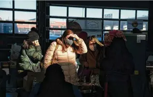  ?? Elaine Cromie / Washington Post ?? Shoppers fill Eastern Market on a recent Sunday in Detroit, even though Michigan’s seven-day average of new coronaviru­s cases has risen from 1,030 on Feb. 21 to 5,663 on March 31.