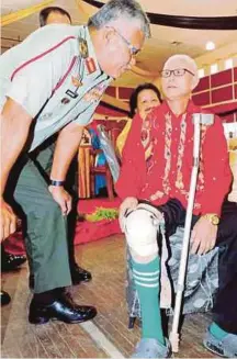  ??  ?? JAMBI (kanan) berkata sesuatu kepada Panglima Medan Timur, Leftenan Jeneral Datuk Wira Zamrose Mohd Zain pada majlis meraikan pesara ATM di Kem Muara Tuang, semalam.