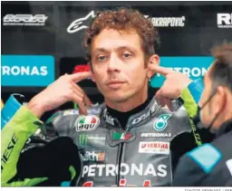  ?? DAVIDE GENNARI / EFE ?? Valentino Rossi, en su ‘box’ durante el pasado Gran Premio de Emilia Romaña.