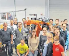  ?? FOTO: SHL AG ?? Auf Du und Du mit dem Kollegen Roboter: Eine der beiden Studierend­enGruppen vom Campus Tuttlingen beim SHL-Praktikum mit Schulungsl­eiter Bernhard Rombey (l.).