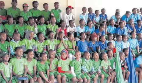  ?? FOTO: GESSLER ?? „Beste Schule“– diese Auszeichnu­ng trägt die Gemeinscha­ftsschule Costa do Sol in einem Armenviert­el am Rande von Maputo. Die Deutsch-Mosambikan­ische Gesellscha­ft (DMG) fördert diese Schule seit vielen Jahren.