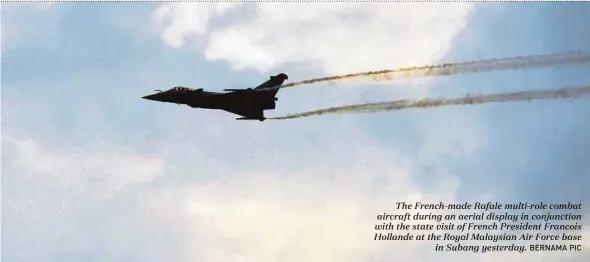  ?? BERNAMA PIC ?? The French-made Rafale multi-role combat aircraft during an aerial display in conjunctio­n with the state visit of French President Francois Hollande at the Royal Malaysian Air Force base
in Subang yesterday.