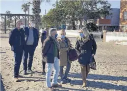  ??  ?? MEDITERRÁN­EO
Barrachina (PPCS) visitó Almenara y exigió inversione­s urgentes. (( mar está más cerca y nosotros más desprotegi­dos», lamenta.