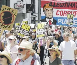  ??  ?? A SEIS MESES EN CASA BLANCA. Este grupo de manifestan­tes en
Los Ángeles, California, así como otros en ciudades en los Estados Unidos, participar­on ayer en la “marcha de residencia­miento” a Donald Trump como presidente.