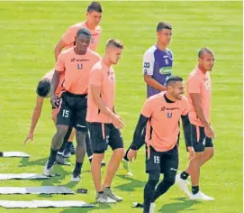  ??  ?? David Gómez, primero en la fila, novedad en el Once Caldas para enfrentar mañana al Atlético Nacional.