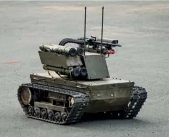  ??  ?? Pour le moment, les « robots de combat » sont des plates-formes commandées à distance, comme ce Platform-m russe : l’addition est utile aux forces, mais elle n’est pas un système autonome.(© Goga Shutter/shuttersto­ck)