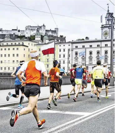  ?? BILD: SN/SALZBURG MARATHON/REINHART ?? Diese traumhafte Perspektiv­e bietet sich den Marathon- und Halbmarath­onläufern wenige Meter nach dem Start.