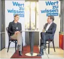  ?? [ Clemens Fabry ] ?? Sonja Hammerschm­id und Rainer Nowak \eim Wahlcafe´ im Rien.