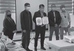  ??  ?? Revenue District Officer Rufo B. Ranario of Revenue District Office 24 or Bir-valenzuela (center), accepts the Certificat­ion of Recognitio­n as Top 1 District Collector of the Year (2020). The awarding ceremony was held at the BIR-RDO 25A and 25B Building, Tiaong, Guiguinto, Bulacan on January 20, 2021.