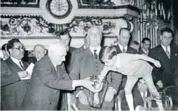  ??  ?? La mano inocente del Mundial fue Yves, el nieto de Jules Rimet. El sorteo se llevó a cabo en el salón de l’Horloge, del Quai d’Orsay