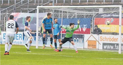  ?? FOTO: SAMLA ?? Uerdingens Top-Torjäger Danny Rankl ging diesmal leer aus. In dieser Szene streicht sein Kopfball am Tor von Essens Marvin Lippe vorbei. Aleksandar Pranjes (hinten) kommt nicht mehr ran. Links (Nummer 22) ist übrigens Mario Klinger, Sohn des früheren...