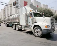  ??  ?? Las autoridade­s capitalina­s piden a la población ahorrar agua, porque el apoyo de pipas dará prioridad a escuelas, hospitales y centros de reclusión.