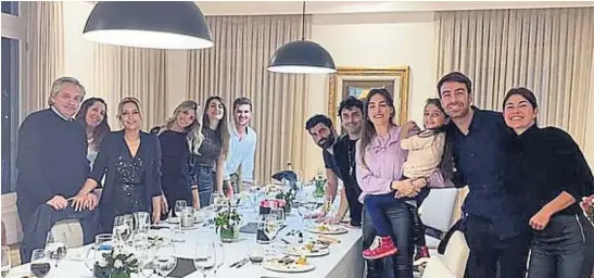  ?? GENTILEZA LA NACIÓN + ?? 14 DE JULIO. En medio de fuertes restriccio­nes por la cuarentena, el Presidente festejó con su mujer y amigas de ella su cumpleaños 39. La imagen se conoció ayer.