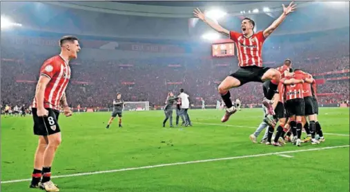  ?? ?? Sancet y Vivian, en primer término, celebran el título conquistad­o por el Athletic.