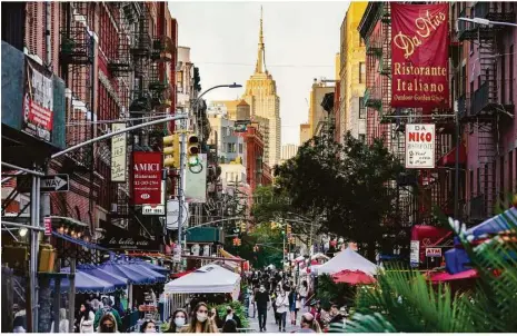  ?? Foto: John Minchillo/ap/dpa ?? Menschen schlendern durch die Straßen New Yorks. Viele von ihnen sind bereits geimpft.