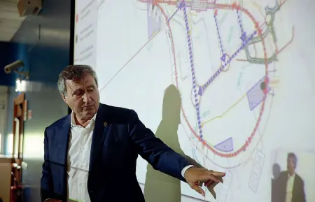  ??  ?? Il «cappio»
Il sindaco Luigi Brugnaro, nella presentazi­one al Candiani di inizio giugno, mostra il tracciato a «cappio» che consentirà una stazione «passante»