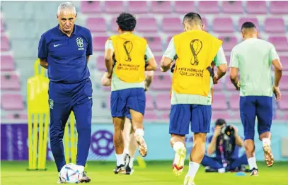  ?? EFE ?? Tite, selecciona­dor brasileño, pensativo en el último entrenamie­nto antes del partido ante Suiza