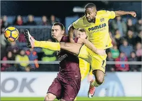  ?? DOMENECH CASTELLÓ / EFE ?? Vermaelen protege el intento de remate de Bakambu