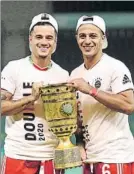  ?? F: EFE ?? Coutinho y Thiago, con la Copa alemana