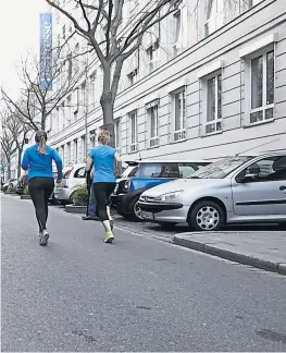  ?? Katharina Roßboth ?? Laufen in der Stadt. Es dauert, bis die Routine kommt.