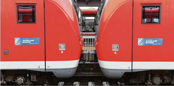  ?? Archivfoto: Silvio Wyszengrad ?? Zwischen zwei Zugteilen stehend ist ein 16 jähriger Schüler am Dienstagmo­rgen von Kissing nach Augsburg gefahren. Der Zugverkehr wurde deshalb gestoppt.