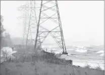  ?? GARY YOKOYAMA, THE HAMILTON SPECTATOR ?? Churning lake Ontario waves have obliterate­d the shoreline.