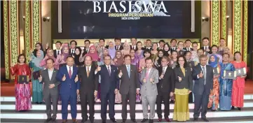  ??  ?? Abang Johari (fifth left, front row), Azmi (fourth left, front row) and others with the first year Unimas medical students during a photo call at the Atrium of the DUN complex during the Yayasan Sarawak medical programme scholarshi­p presentati­on.