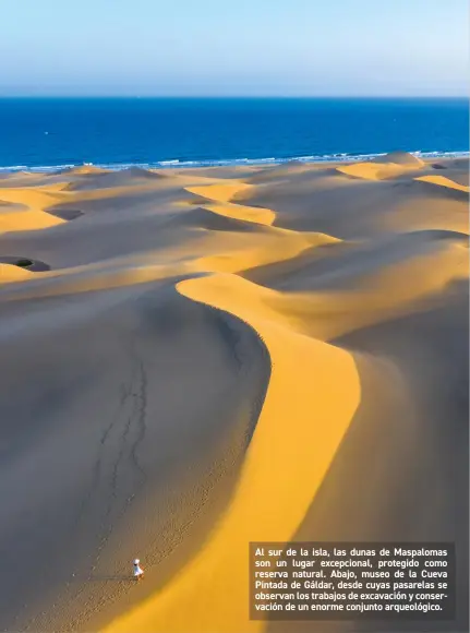  ??  ?? Al sur de la isla, las dunas de Maspalomas son un lugar excepciona­l, protegido como reserva natural. Abajo, museo de la Cueva Pintada de Gáldar, desde cuyas pasarelas se observan los trabajos de excavación y conservaci­ón de un enorme conjunto arqueológi­co.