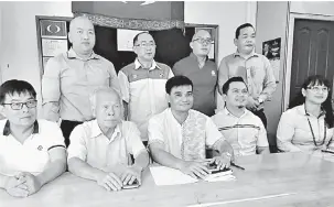  ??  ?? SERTAI KAMI: Chen (duduk, tengah) serta yang lain ketika sidang media di Sibu, semalam.