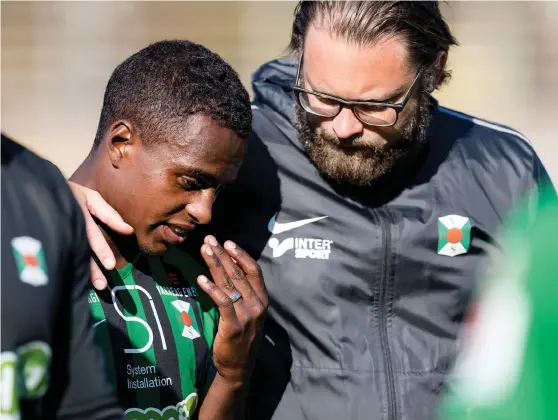  ?? Bild: KRISTER ANDERSSON ?? LÄGE FÖR POÄNG. Varbergs Nahom Girmai och tränaren Joakim Persson efter derbyt mot HBK. Nu väntar Helsingbor­gs IF på hemmaplan.