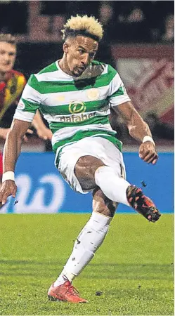  ?? SNS. ?? Scott Sinclair fires home Celtic’s equaliser from the spot.