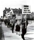  ?? EDWARD F. CARR/GLOBE STAFF FILES ?? Demonstrat­ors picketed in October 1963 against the constructi­on of the Southwest Expressway.