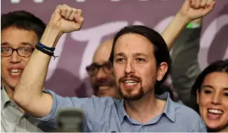  ?? ?? L'ancien dirigeant du parti Podemos, Pablo Iglesias, célèbre le résultat des élections générales espagnoles avec d'autres dirigeants du parti à Madrid, le 20 décembre 2015.