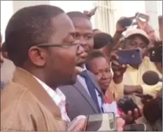  ??  ?? The lead lawyer of the MDC-Alliance Advocate Thabani Mpofu addresses reporters outside the Constituti­onal Court in Harare on their petition challengin­g the outcome of the presidenti­al election