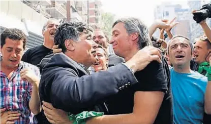  ??  ?? Reencuentr­o. En la marcha del 24 de Marzo, tras salir de la cárcel, Zannini se abrazó con Máximo Kirchner.