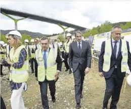  ?? ÁNGEL DE CASTRO ?? El ministro conoció el viaducto sobre el río Guarga.